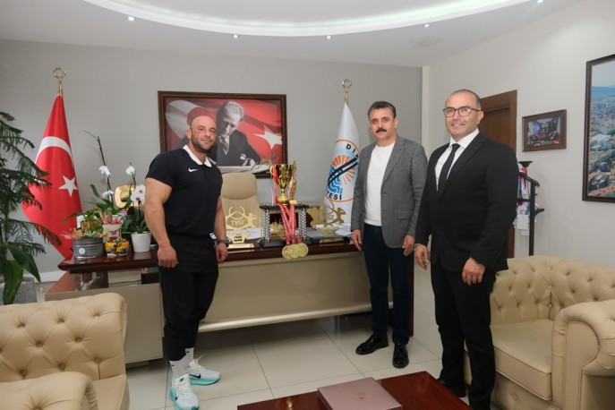 Dikili Belediyesi’nin Gururu Yılmaz Acar Şampiyonluğa Doymuyor