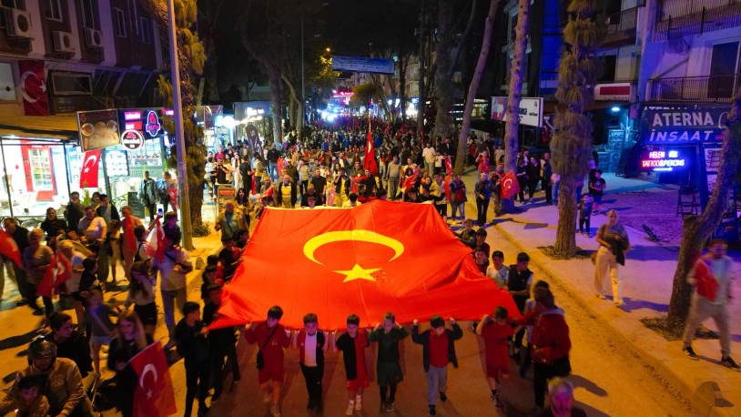 Dikili’de, 19 Mayıs Coşkusu Meydanlara Taştı