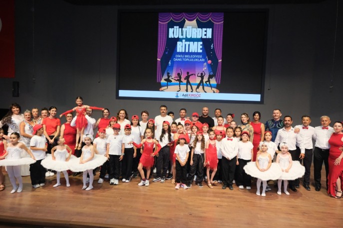 Dikili’de sanat rüzgarı: 7’den 70’e tüm kursiyerler yıl sonu coşkusunda buluştu
