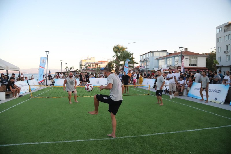 Çandarlı Cumhuriyet Meydanı’nda Ayak Tenisi Heyecanı