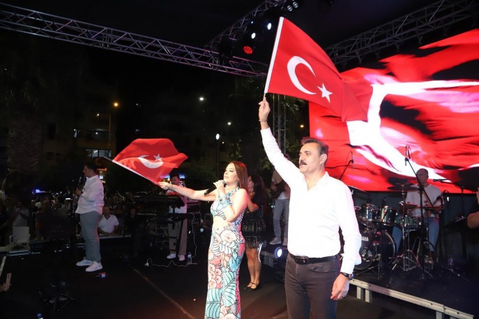 Dikili’de 30 Ağustos Coşkusu Meydanlara Taştı